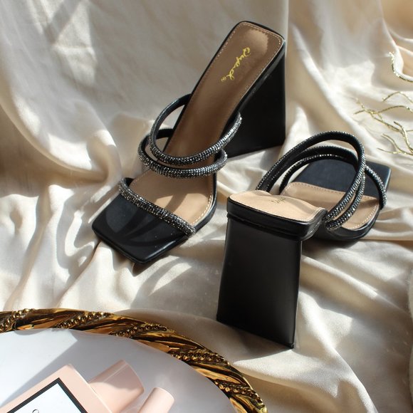 🚨FEW PAIRS LEFT// Black strappy block heel - Picture 5 of 9